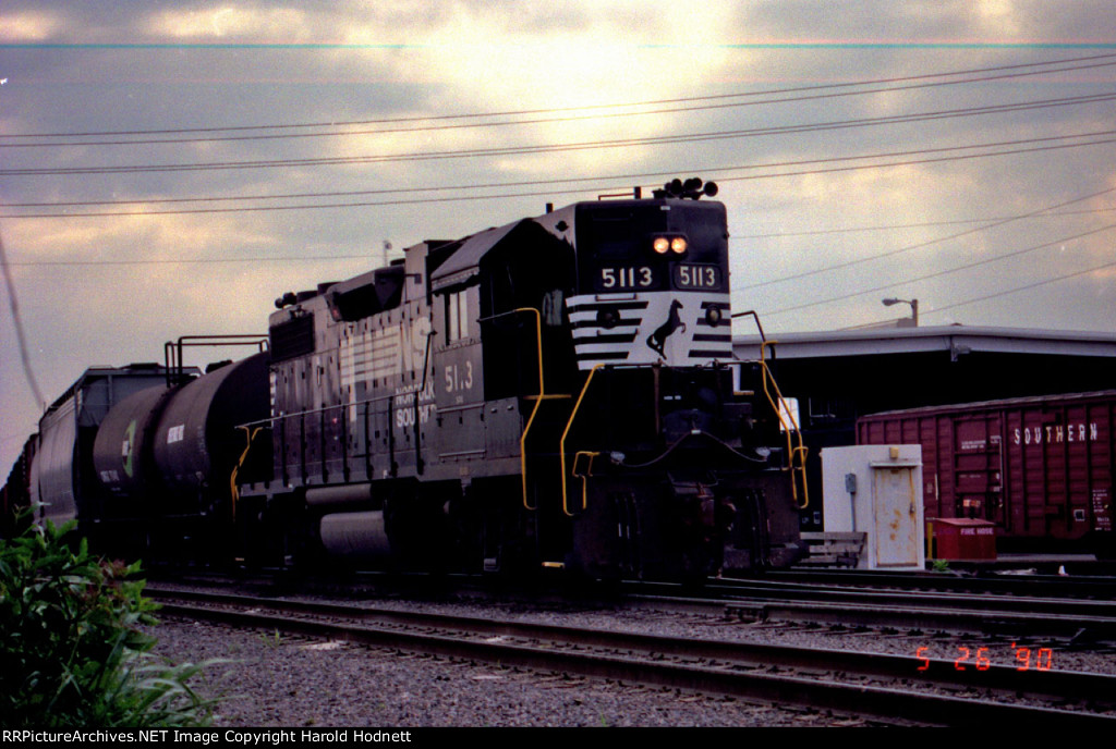 NS 5113 shoves cars in Glenwood Yard